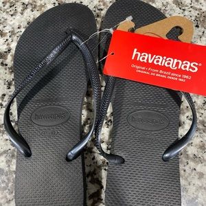 NWT Havaiana’s women’s black flip flops sz 11/12